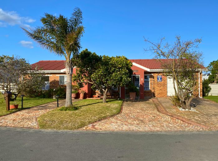 For Sale: House in Franskraal with 4 bedrooms, indoor braai, and garden.