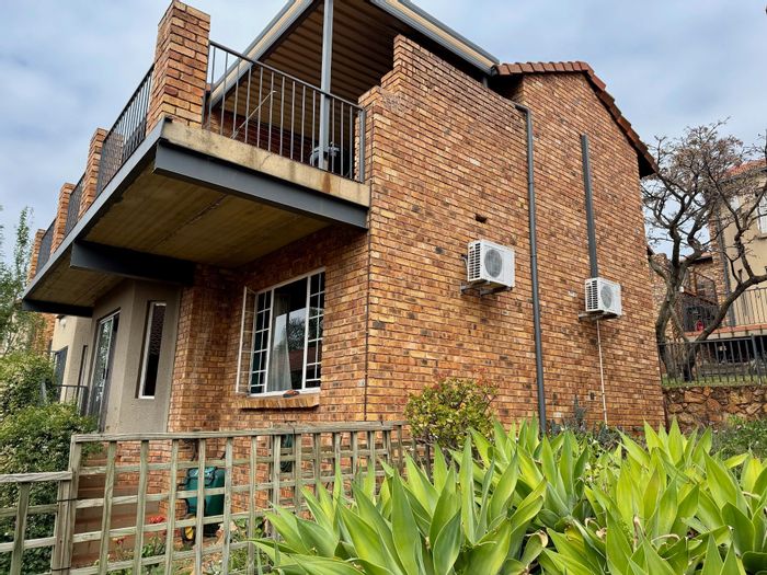 For Sale: Townhouse in Murrayfield Ext 1 with open plan living, balcony, and garden.