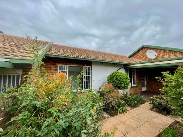 Garsfontein Townhouse For Sale: 2 beds, pet-friendly garden, garage, and patio.