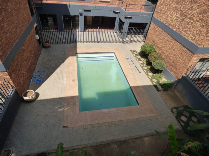 Ravenswood Apartment For Sale: 1-bedroom, pool, secure access, close to amenities.