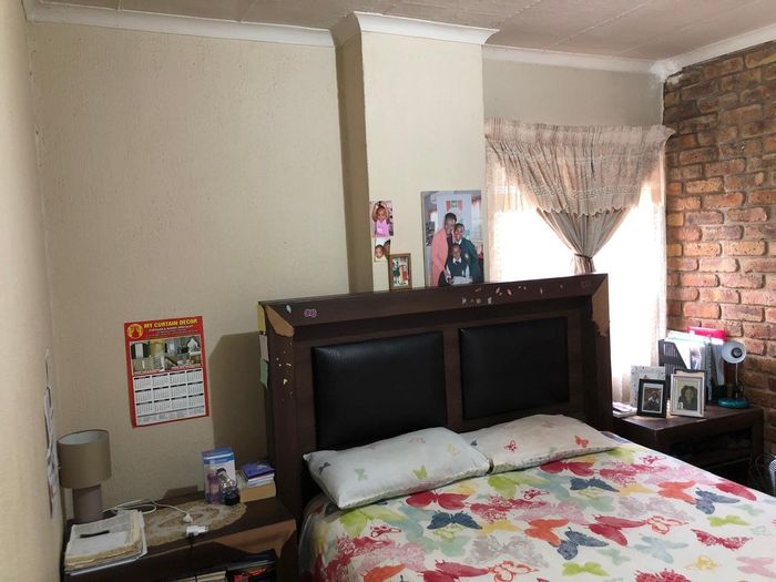 2-bedroom apartment in Pretoria West for sale, 24-hour security, park access.