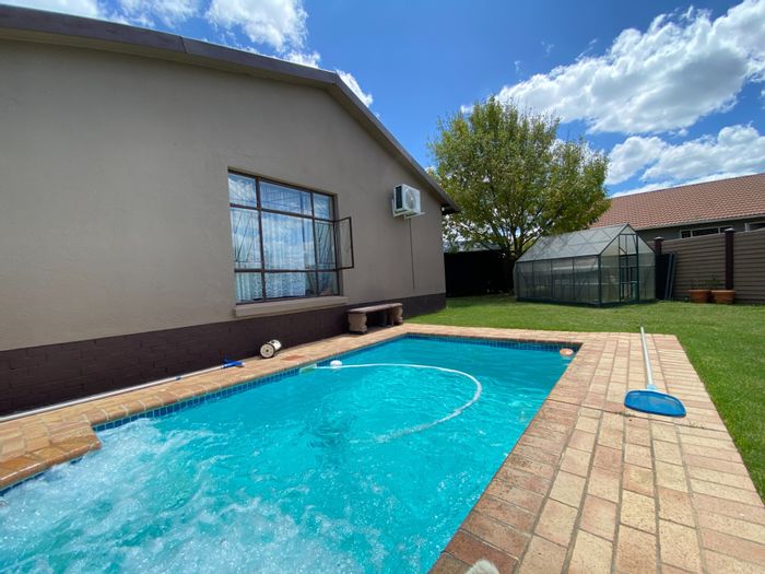 House To Rent in Secunda Central: Garden, pool, entertainment area, inverter system.