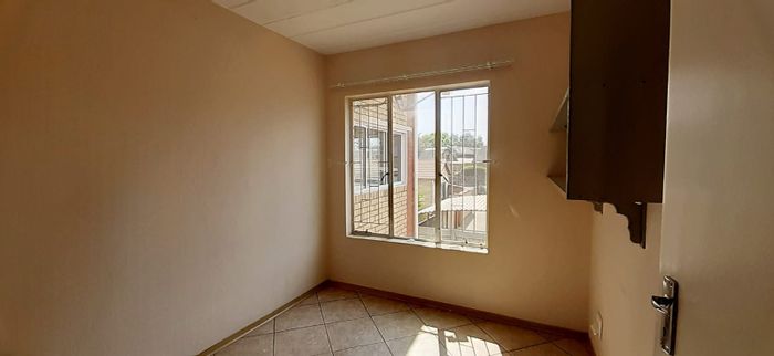 Die Hoewes Apartment To Rent: 3-bed, 2-bath, open-plan living, communal pool.