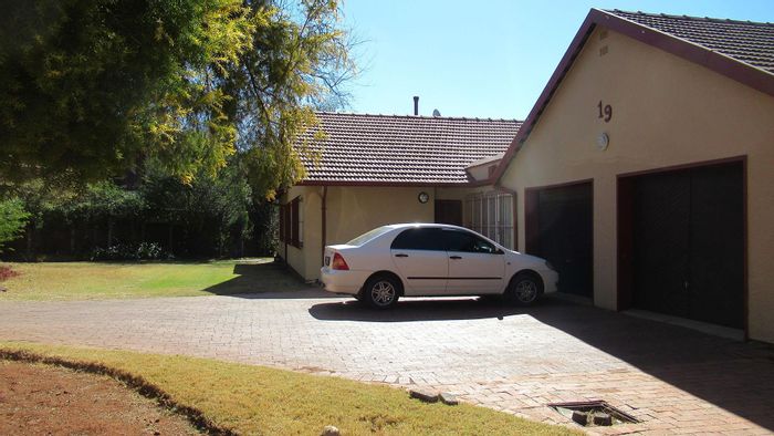 For Sale: House in Constantia Kloof with pool, flatlet, and staff room.