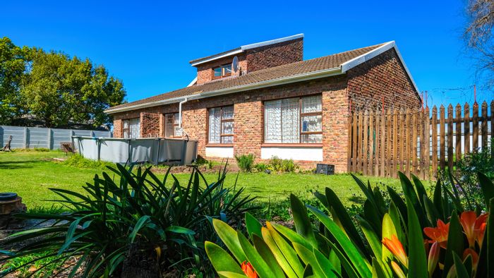 For Sale: House in Heather Park with garden, study nook, and double garage.