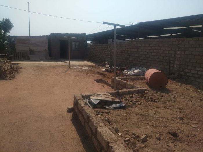 For Sale: House in Soshanguve KK, 370sqm plot, ideal for investors and homeowners.