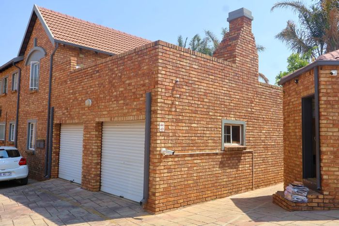 Die Hoewes Apartment For Sale: 2-bed, pool, garage, balcony with braai.