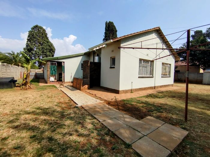 Versatile 3-Bedroom House in Stilfontein Ext 4 with garage, outbuildings, and more!