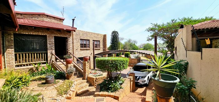 Garsfontein House For Sale: Four bedrooms, braai room, water backup, staff quarters.