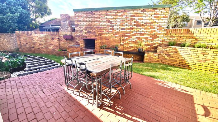 House for Sale in Clubview: 3 Bedrooms, garden, braai, double garage, fiber internet.