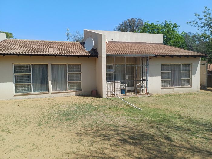 For Sale: House in Sasolburg Central with 3 bedrooms, garage, and alarm system.