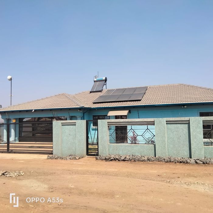 Klipfontein House For Sale: 3 bedrooms, garage, borehole, solar power, security features.