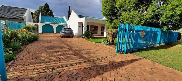 For Sale: House in Arcon Park with 3 beds, pool, study, and double garage.