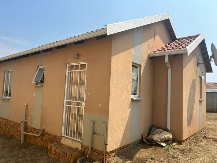 For Sale: Spacious 3-Bedroom House in Savanna City with Corner Stand and Amenities.