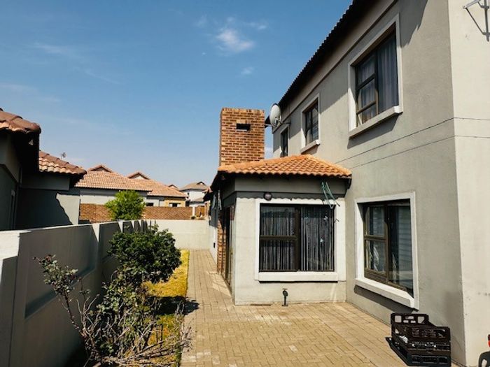 For Sale: 3-Bedroom Townhouse in Terra Nova with outdoor braai and double garage.