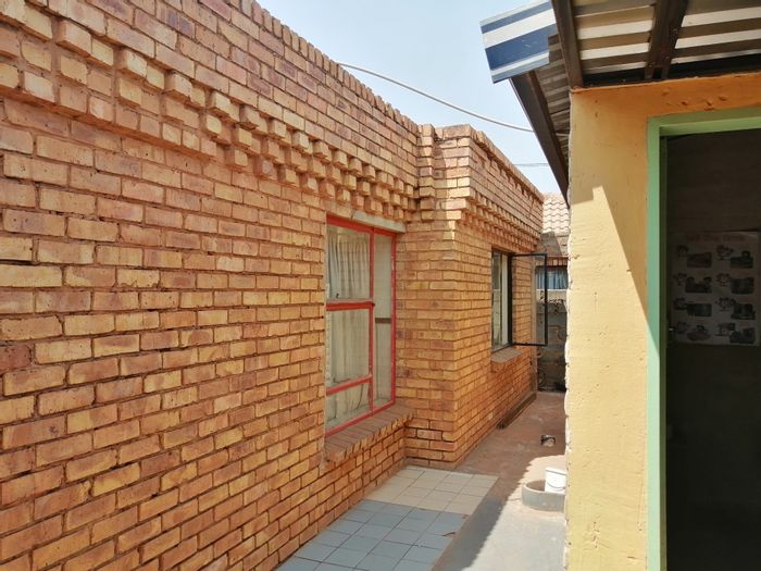 For Sale: Two houses, garage, carports, and outside room in Mamelodi East.