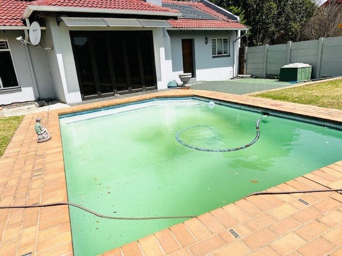 Kruinpark House For Sale: 3 beds, pool, 2 flatlets, double garage.