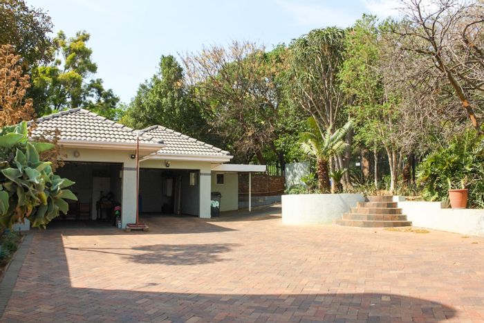 Lynnwood House For Sale: 5 bedrooms, flatlet, excellent security, spacious living areas.