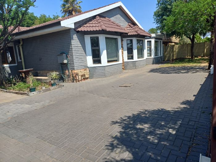 For Sale: House in Vanderbijlpark Sw 1 with pool, garden, and spacious layout.