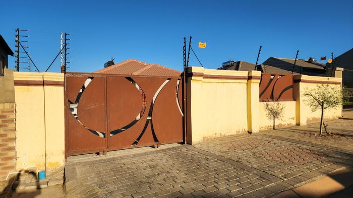 House for Sale in Midrand Central: Secure yard, spacious layout, close to amenities.