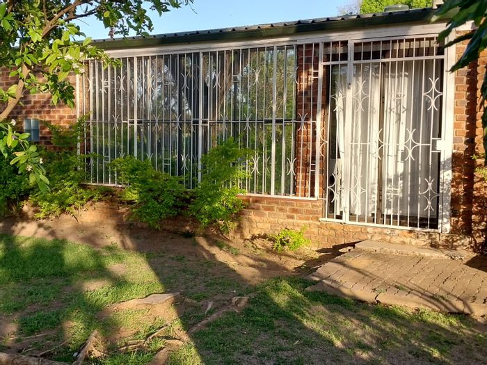 3-bedroom townhouse for sale in Modimolle Central with garden and open-plan living.