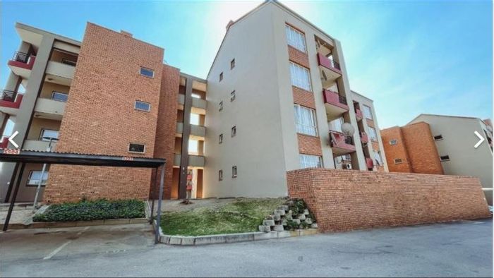 For Sale: 3-Bedroom Apartment in Waterkloof Glen, near Menlyn amenities and Gautrain.