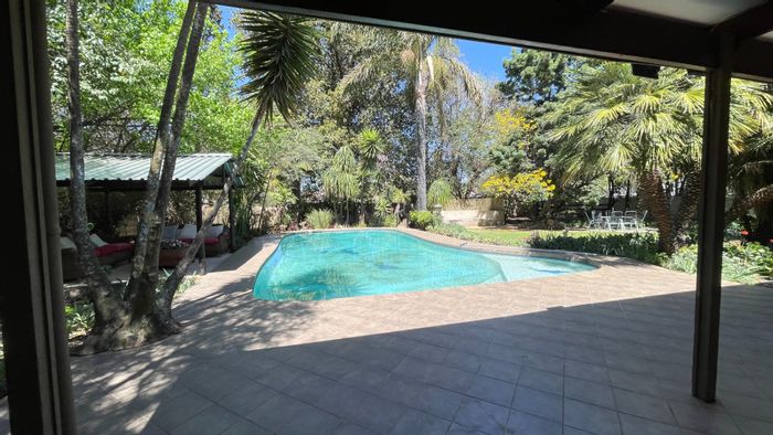 For Sale: House in Morehill with pool, garden, solar system, and entertainment areas.