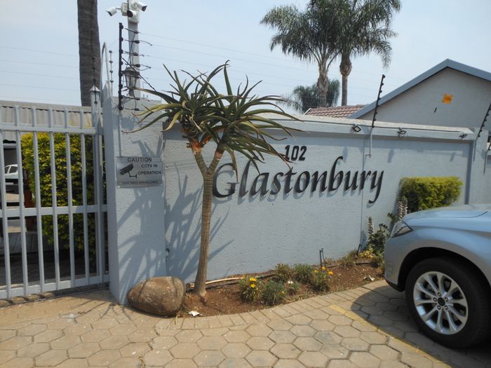 1-Bedroom Townhouse For Sale in Rooihuiskraal North with private garden and pool.