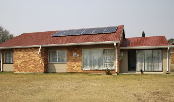 For Sale: House in Ermelo Central with flatlet, solar system, and ample parking.