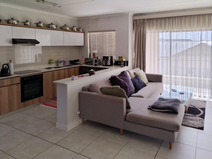 Furnished apartment in Ballito Central with gym, pool, and secure access. To Rent.