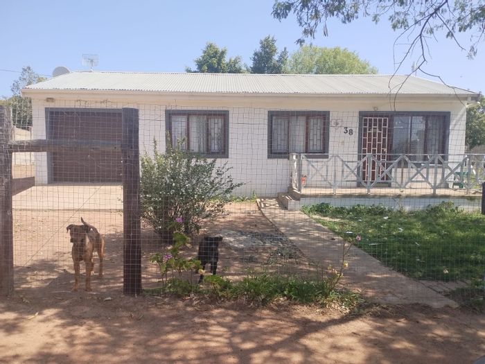 Darling Central House For Sale: 2 beds, spacious garden, water tank, secure fencing.