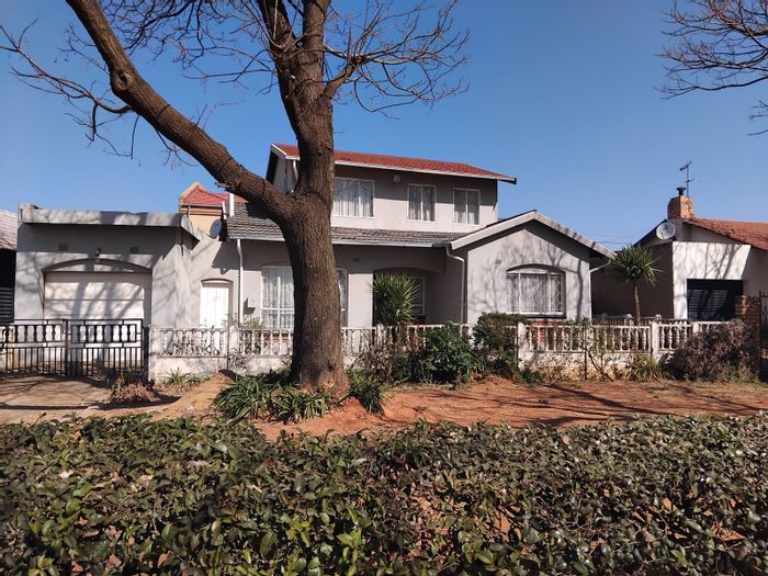 Diepkloof House For Sale: 5 bedrooms, tandem garage, office/cottage potential.