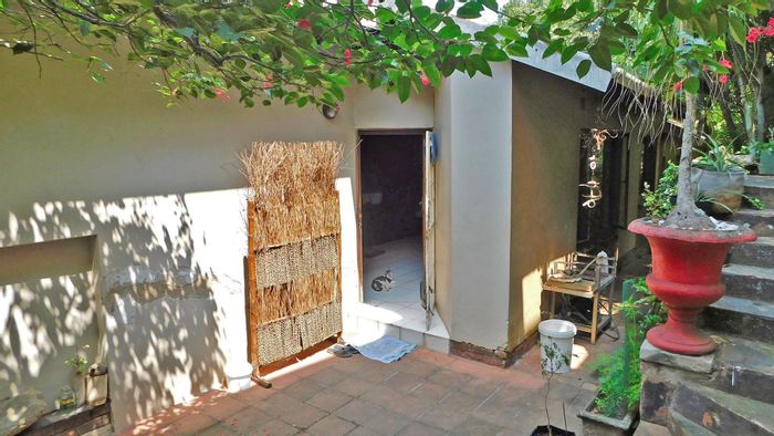 Amanzimtoti Central House For Sale: 3 Bedrooms, 2 Bathrooms, 2 Living Rooms, Garage.