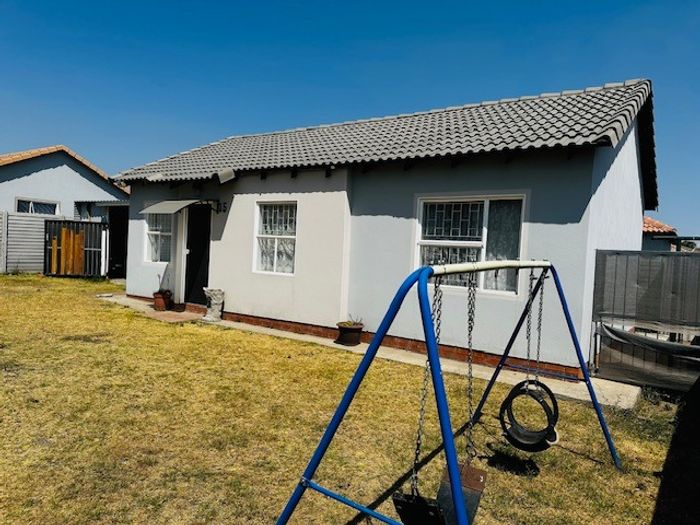 3-Bedroom House for Sale in Secunda Ext 23 with Large Backyard and Carport.