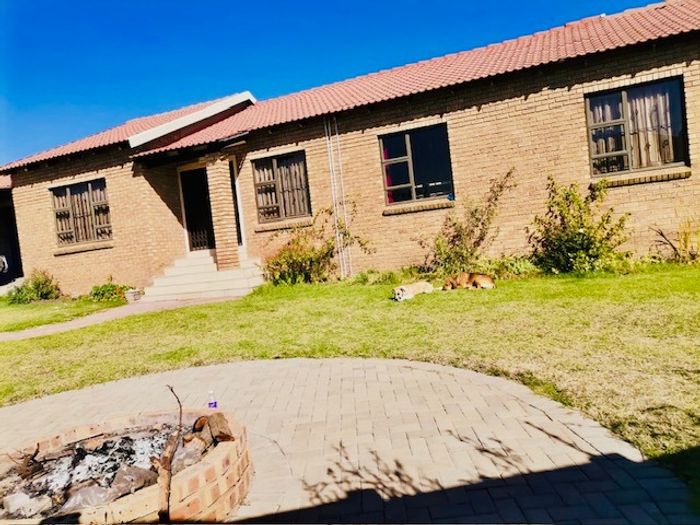 For Sale: House in Secunda Central with 3 bedrooms, large yard, and garages.