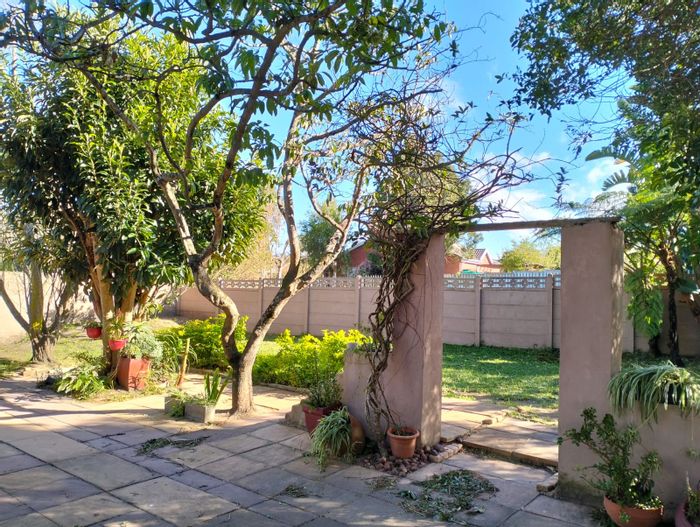 Denneoord House For Sale: 3 Bedrooms, indoor braai, large open-plan living space.