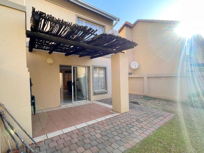 Townhouse For Sale in Willow Park Manor: 2 beds, garden, pet-friendly, secure parking.