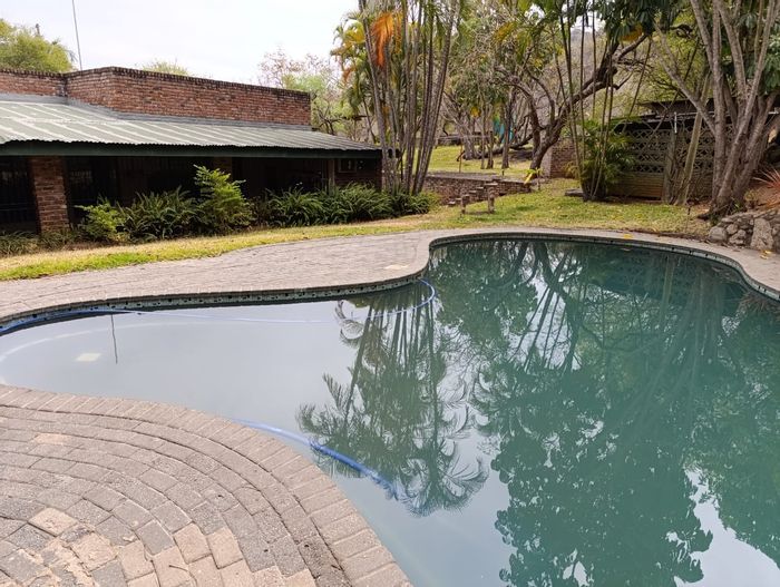 Karino House To Rent: 4 Bedrooms, communal pool, entertainment area, secure living.