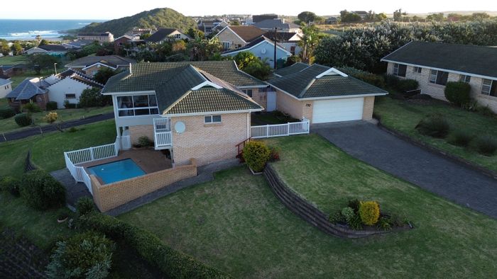 Cintsa West House For Sale: Beach access, solar power, pool, spacious living areas.