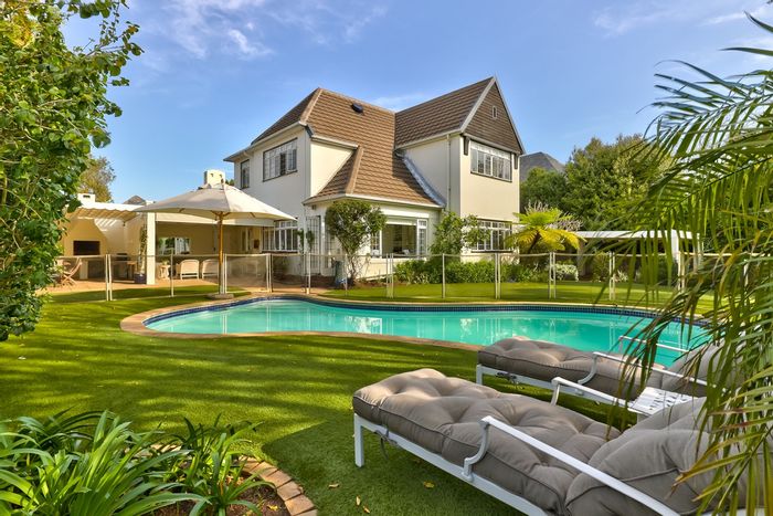 Rondebosch House For Sale: 5 bedrooms, pool, flatlet, and mountain views.