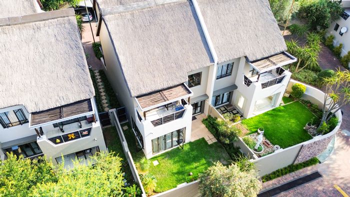 Fourways Townhouse To Rent: Inverter, pet-friendly, en-suite bedrooms, estate amenities.