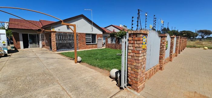 For Sale: House in Roodepan with pool, braai area, and bachelor pad potential.