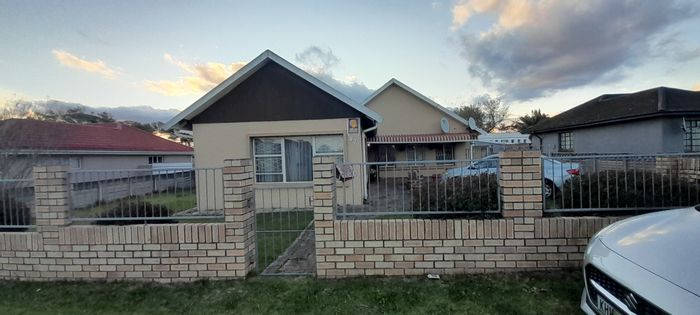 House For Sale in Kabega: 3 Bedrooms, 2 Living Areas, Braai Area, Outbuilding.