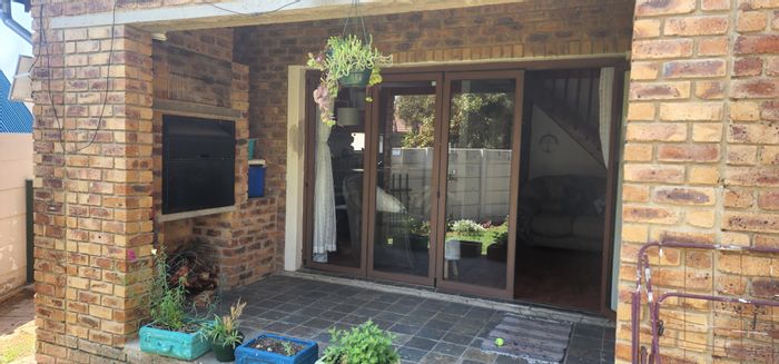 Misty Bay House For Sale: 3 Bedrooms, braai stoep, study, secure complex.