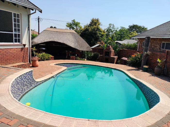 Rietvallei Park House To Rent: Pool, lapa, spacious garden, pet-friendly, double garage.