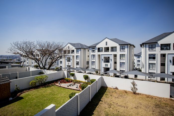 For Sale: Bryanston Apartment with 3 Bedrooms, Gym, Pool, and 24hr Security.