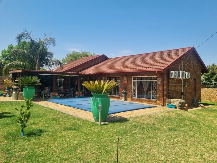 Dennesig House For Sale: 3 Bedrooms, pool, office, double garage, lush garden.