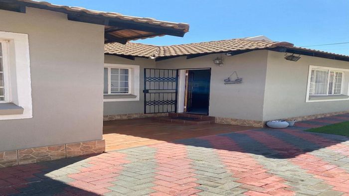 Bendor House For Sale: 3 beds, 2 baths, secure community, carport, two living rooms.