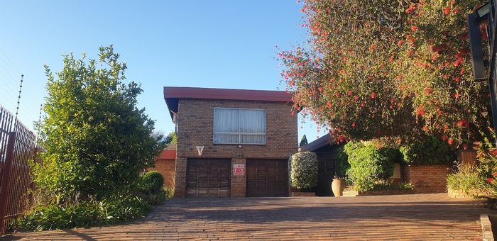 Glenvista House For Sale: 4 bedrooms, pool, garden, close to amenities.