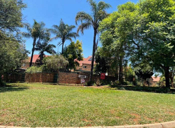 Garsfontein Townhouse For Sale: 3 Beds, 2 Baths, pet-friendly, near schools and shops.